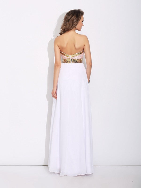 Robe longue en mousseline de soie, coupe trapèze/princesse, décolleté en cœur, perles, sans manches