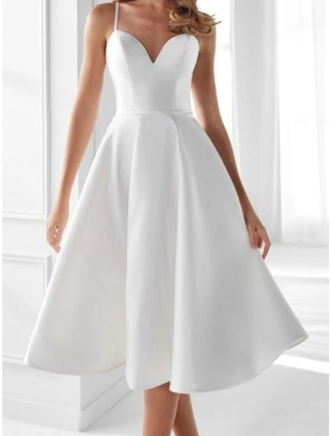 Robe de mariée blanche style petite robe trapèze, sans manches, longueur thé, en satin, avec plis, couleur unie