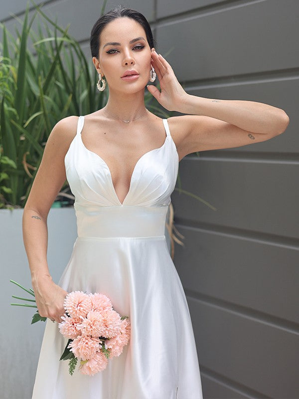 Robe de mariée trapèze/princesse en satin soyeux froncé, col en V, sans manches, traîne courte