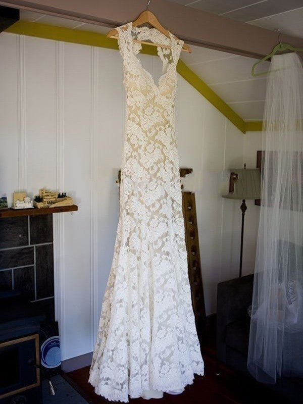 Robe de mariée fourreau/colonne sans manches en dentelle, col en V, traîne courte