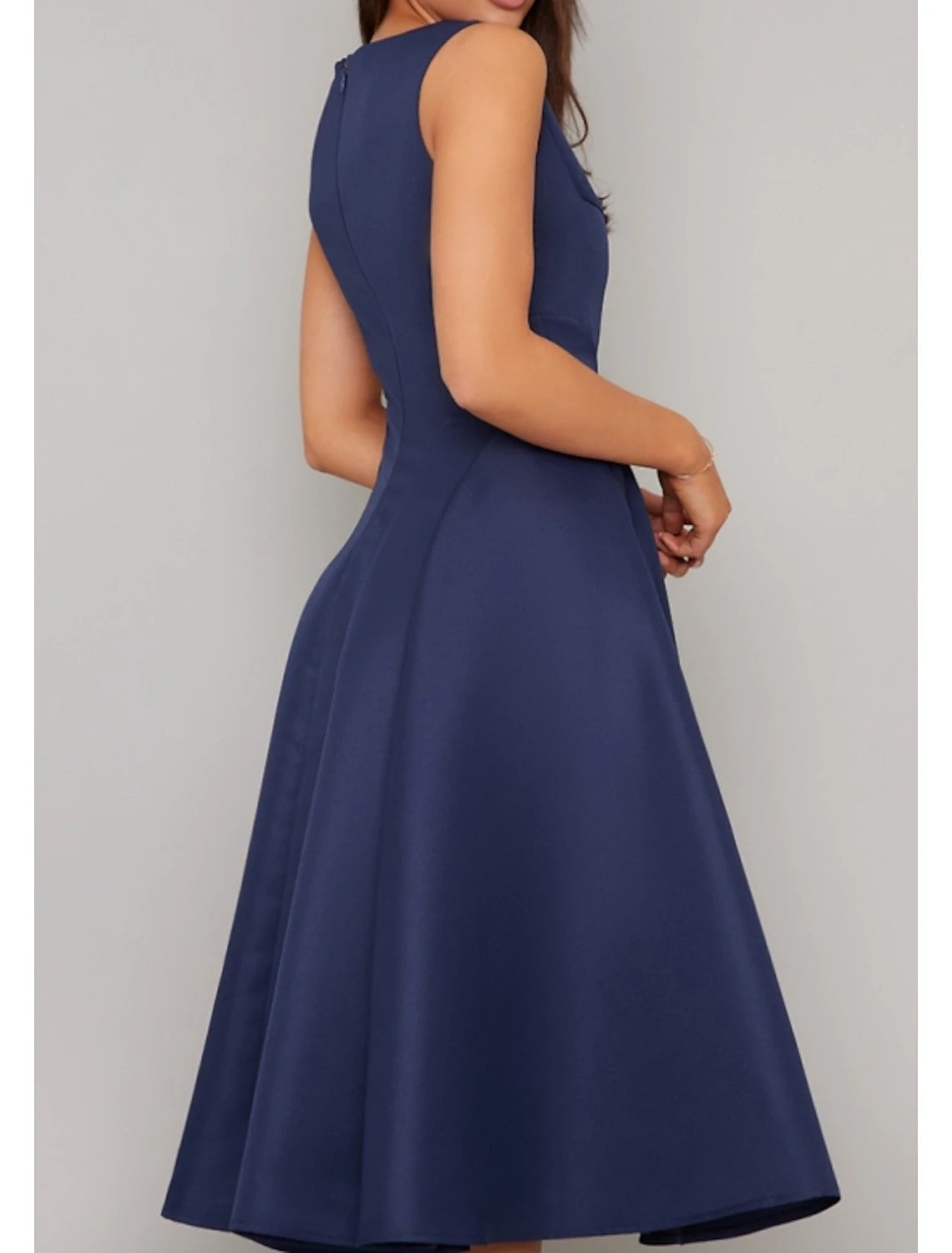 Robe de mère de la mariée trapèze élégante, col bijou, longueur thé, en satin, sans manches, avec plis