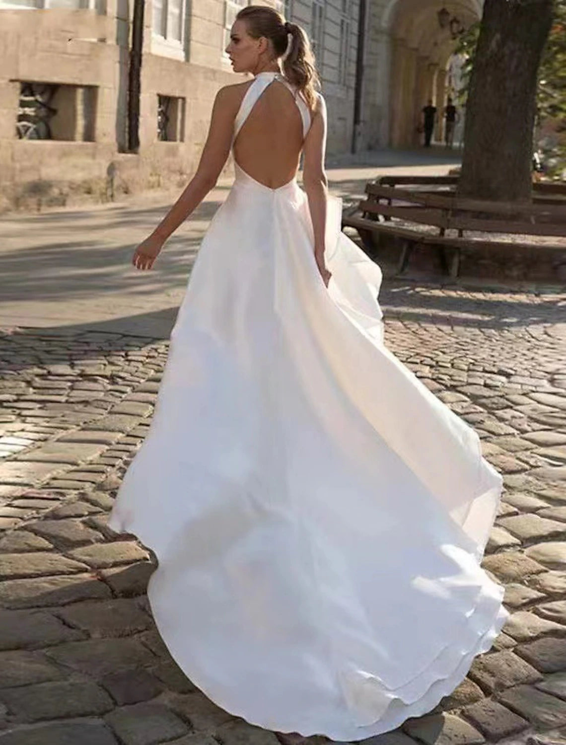 Robe de mariée décontractée dos nu, coupe trapèze, col licou, sans manches, traîne, en satin, couleur unie, pour l'été et l'automne