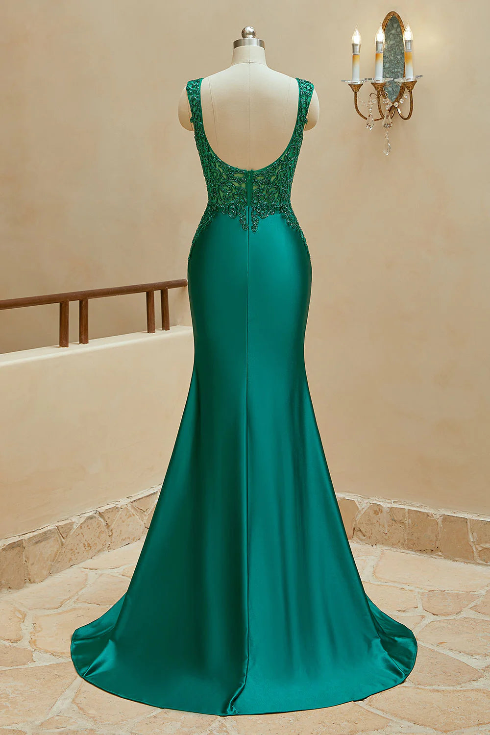 Meerjungfrau V-Ausschnitt Satin Ärmelloses Ballkleid mit Perlen 