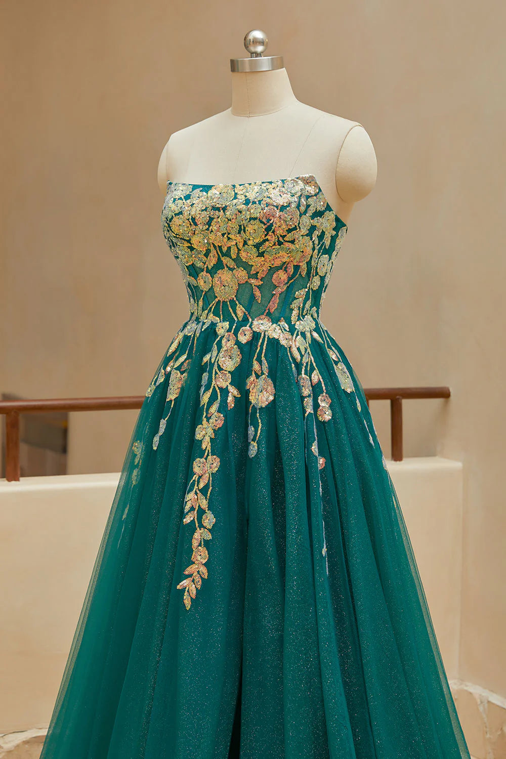 Robe de bal trapèze sans bretelles en tulle fendu avec appliques 