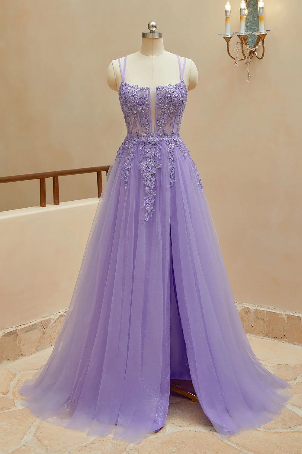 Robe de bal longue en tulle à bretelles spaghetti et fentes avec appliques