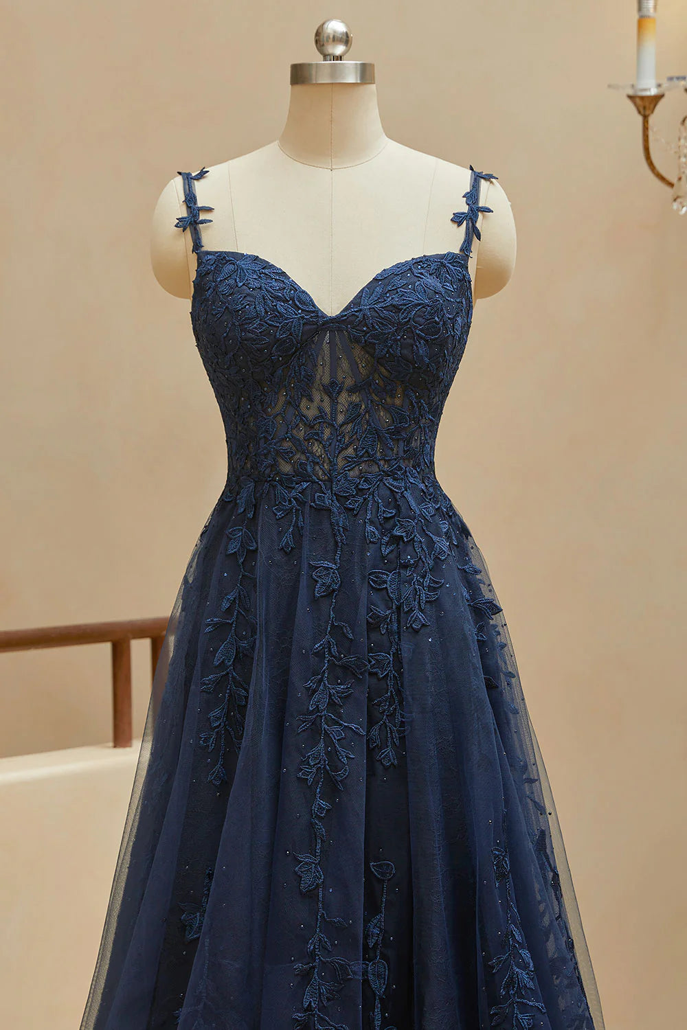 Robe de bal longue sans manches en tulle avec bretelles spaghetti et appliques 