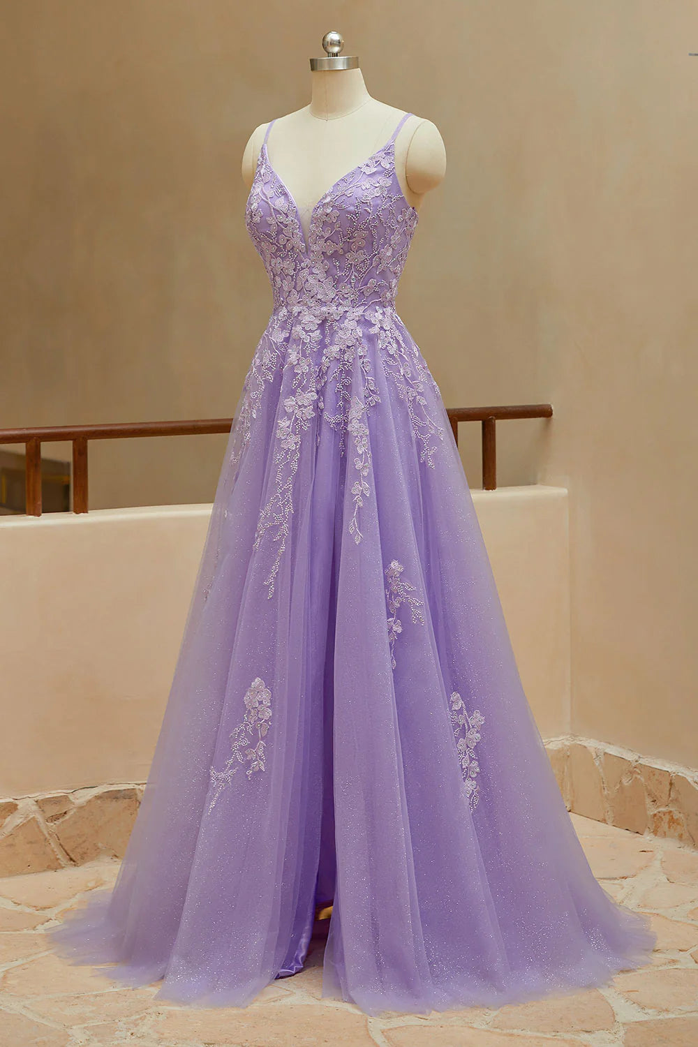 Schlichtes A-Linien-Ballkleid mit Spaghettiträgern, V-Ausschnitt, Tüll und Schlitz 