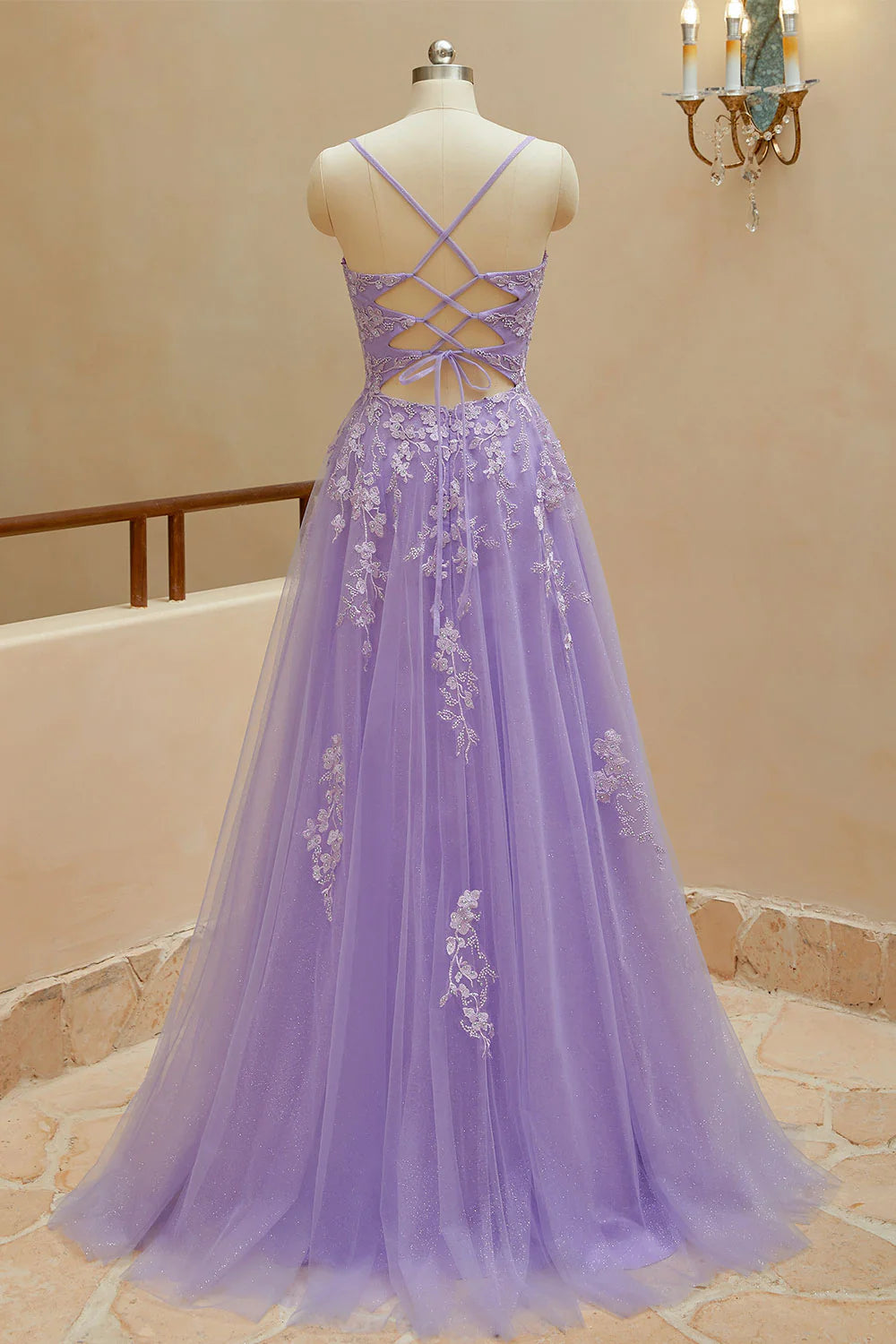 Schlichtes A-Linien-Ballkleid mit Spaghettiträgern, V-Ausschnitt, Tüll und Schlitz 