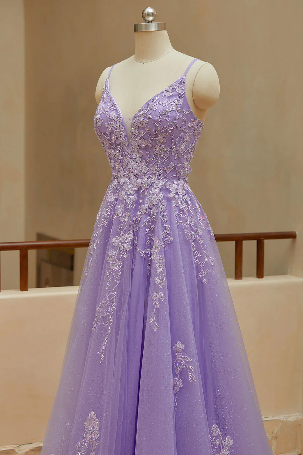 Schlichtes A-Linien-Ballkleid mit Spaghettiträgern, V-Ausschnitt, Tüll und Schlitz 
