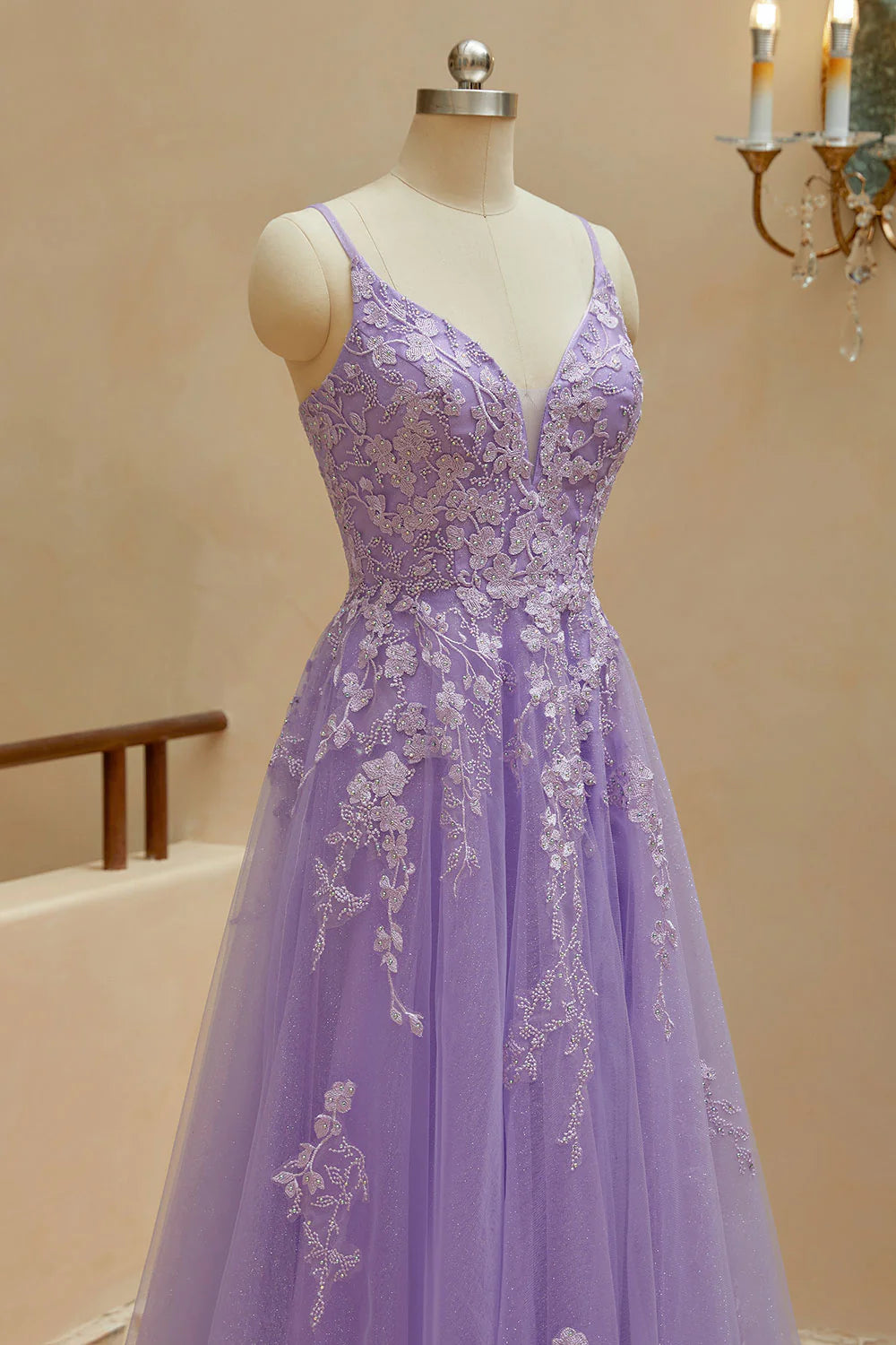 Schlichtes A-Linien-Ballkleid mit Spaghettiträgern, V-Ausschnitt, Tüll und Schlitz 