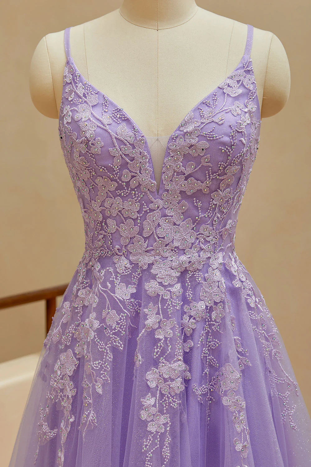 Schlichtes A-Linien-Ballkleid mit Spaghettiträgern, V-Ausschnitt, Tüll und Schlitz 