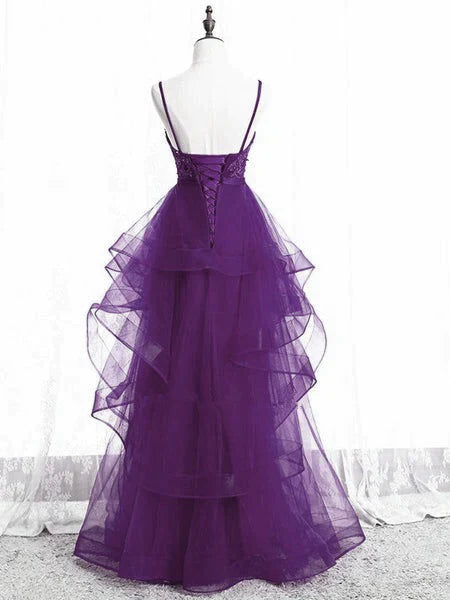 Robe de soirée longue en dentelle transparente violette élégante et belle avec épaules dénudées et col en V violet et fine bretelle pour robe de soirée dos nu
