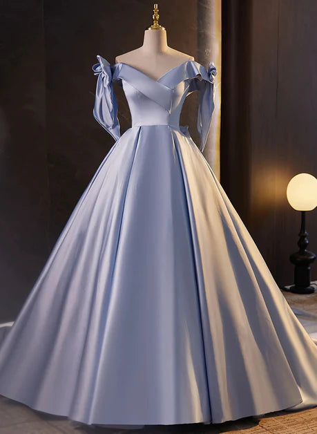 Robe de soirée longue en satin bleu à épaules dénudées