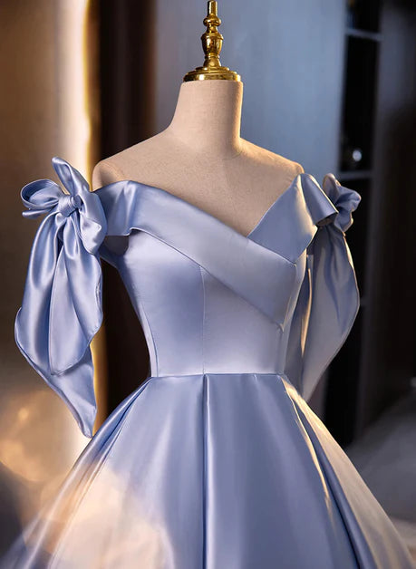 Robe de soirée longue en satin bleu à épaules dénudées