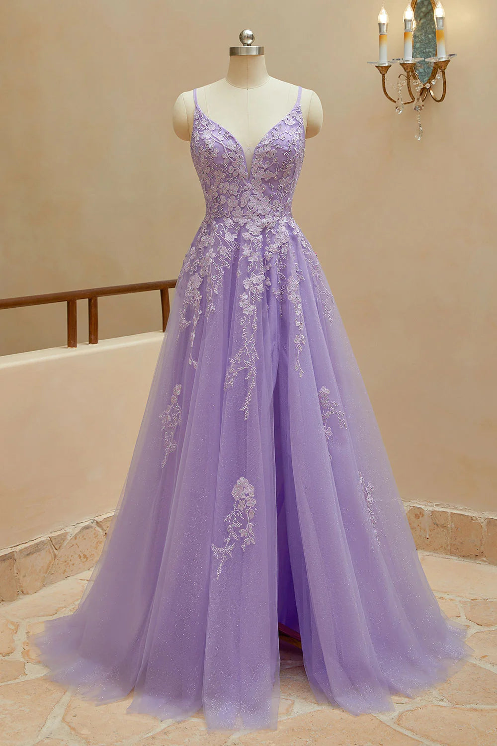 Schlichtes A-Linien-Ballkleid mit Spaghettiträgern, V-Ausschnitt, Tüll und Schlitz 