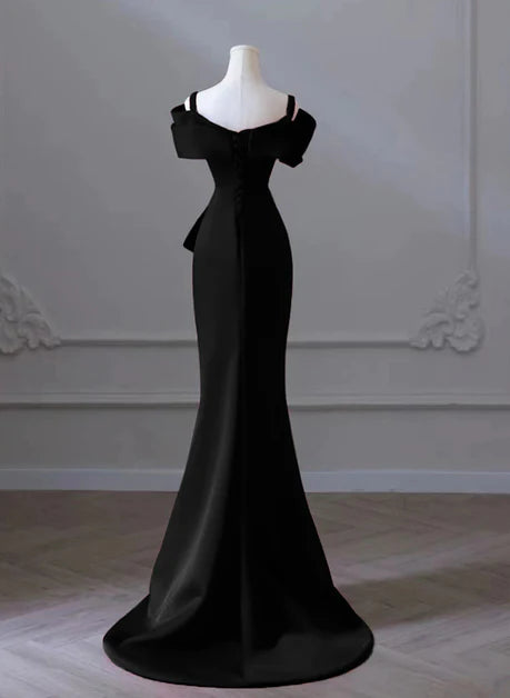 Schlichtes, schulterfreies, langes Abendkleid aus schwarzem Satin mit Herzausschnitt und Schulterträgern, schwarzes, rückenfreies und bodenlanges Abendkleid im Meerjungfrauenstil