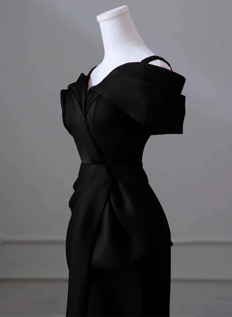 Schlichtes, schulterfreies, langes Abendkleid aus schwarzem Satin mit Herzausschnitt und Schulterträgern, schwarzes, rückenfreies und bodenlanges Abendkleid im Meerjungfrauenstil
