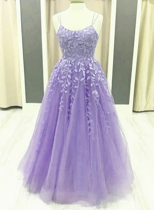 Lavendelfarbenes A-Linien-Ballkleid mit Spaghettiträgern, Spitzenapplikationen und Tüll am Boden