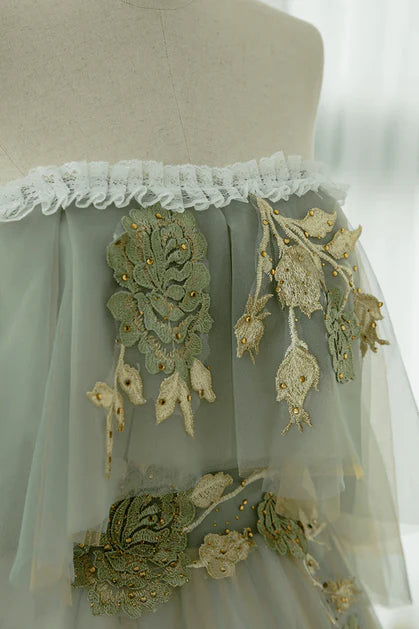 Robe de bal longue élégante en dentelle, vert clair, épaules dénudées, transparente, coupe trapèze, en dentelle strass verte, sans manches, dos nu