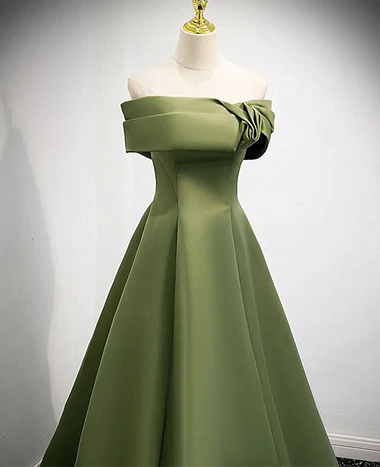 Edles und minimalistisches grünes schulterfreies langes Abendkleid, grünes A-förmiges rückenfreies und bodenlanges Satin-Ballkleid