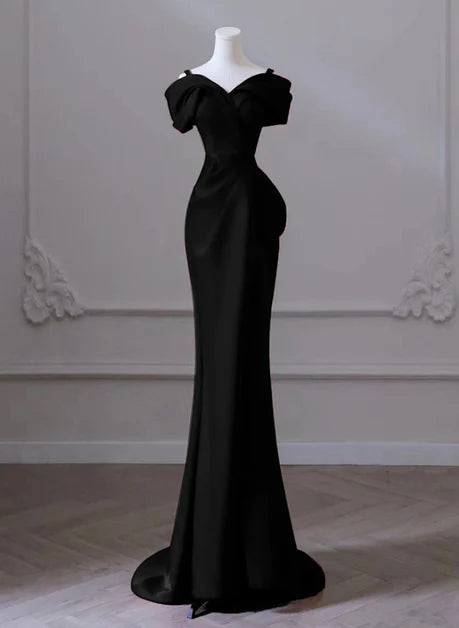 Schlichtes, schulterfreies, langes Abendkleid aus schwarzem Satin mit Herzausschnitt und Schulterträgern, schwarzes, rückenfreies und bodenlanges Abendkleid im Meerjungfrauenstil