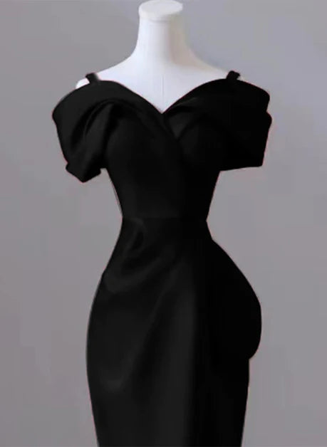 Schlichtes, schulterfreies, langes Abendkleid aus schwarzem Satin mit Herzausschnitt und Schulterträgern, schwarzes, rückenfreies und bodenlanges Abendkleid im Meerjungfrauenstil