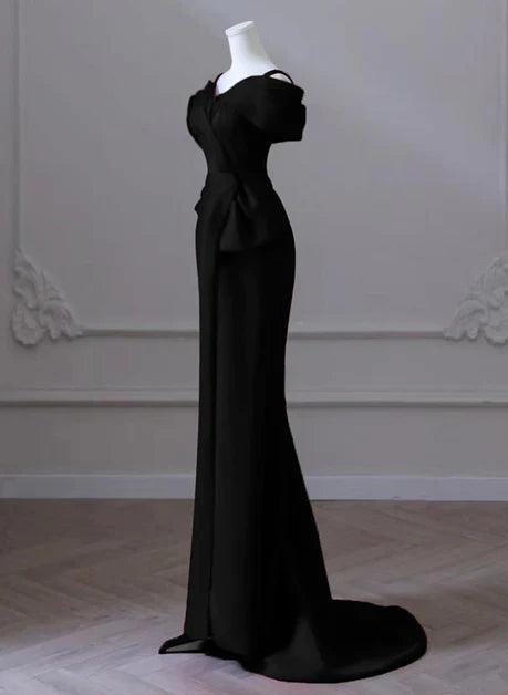 Schlichtes, schulterfreies, langes Abendkleid aus schwarzem Satin mit Herzausschnitt und Schulterträgern, schwarzes, rückenfreies und bodenlanges Abendkleid im Meerjungfrauenstil