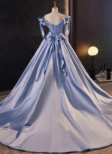 Robe de soirée longue en satin bleu à épaules dénudées