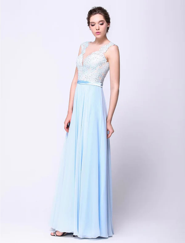 Robe de bal dos nu, longueur au sol, sans manches, décolleté plongeant, en mousseline de soie avec appliques de perles