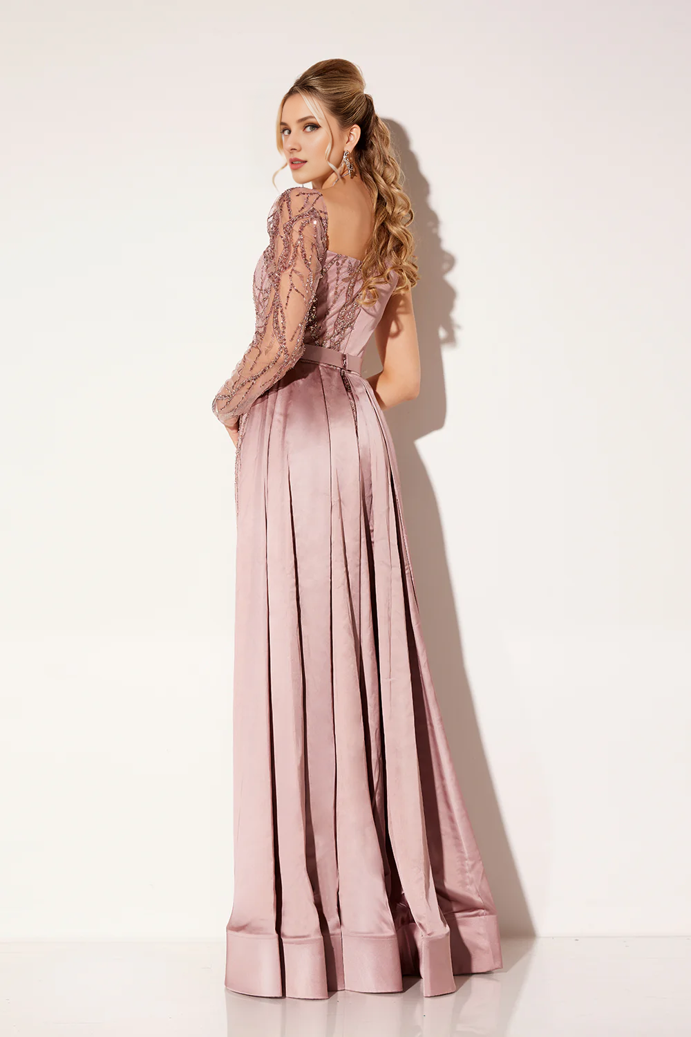 Robe en satin à manches longues et perles