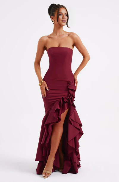 Trägerloses, rückenfreies, seitlich geschlitztes, gerüschtes Rand und bodenlanges Ballkleid