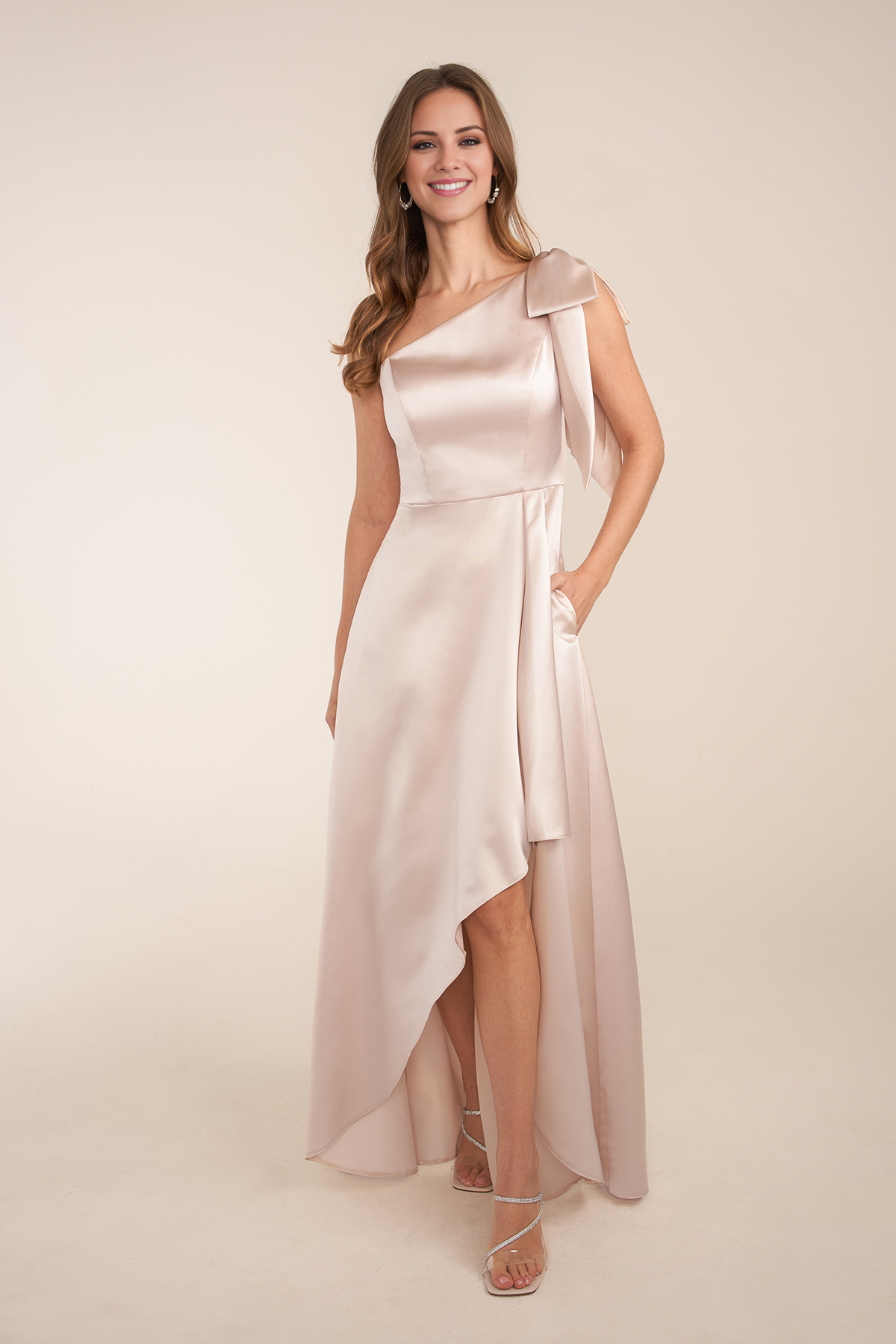 Robe de soirée Yidibang asymétrique à col, sans manches, avec nœud, bretelles, dos nu et longueur au sol