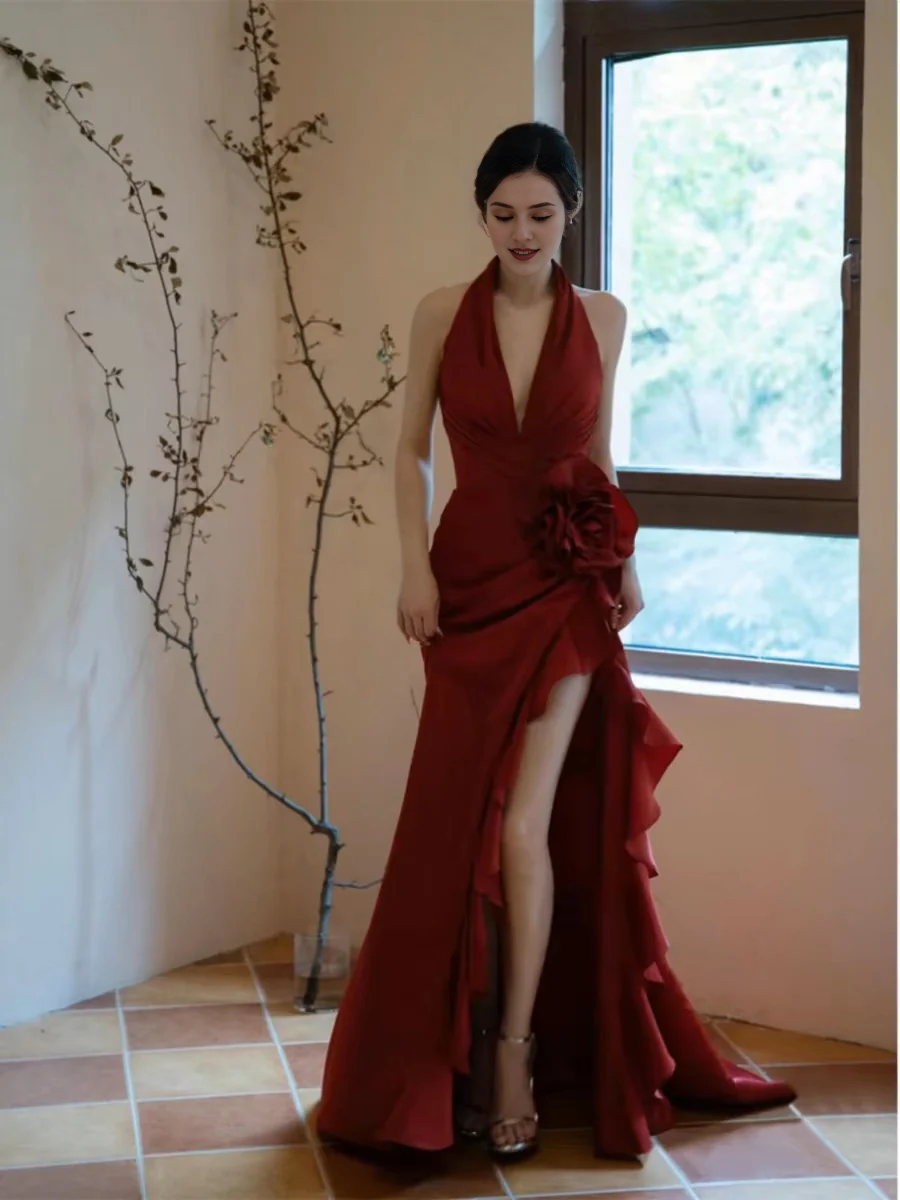 Weinrotes Abendkleid mit hängendem Hals, Schlitz und Fischschwanz