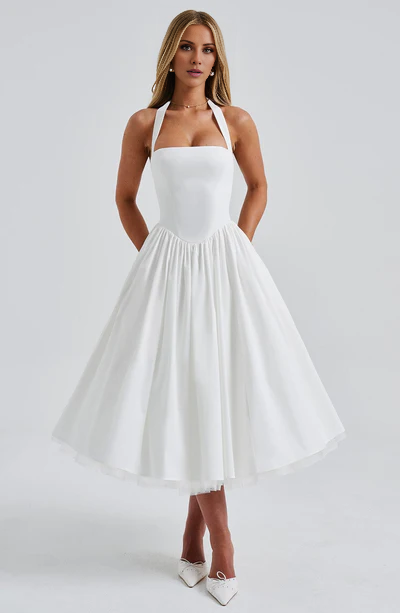 Langes, schulterfreies Ballkleid mit quadratischem Halsausschnitt