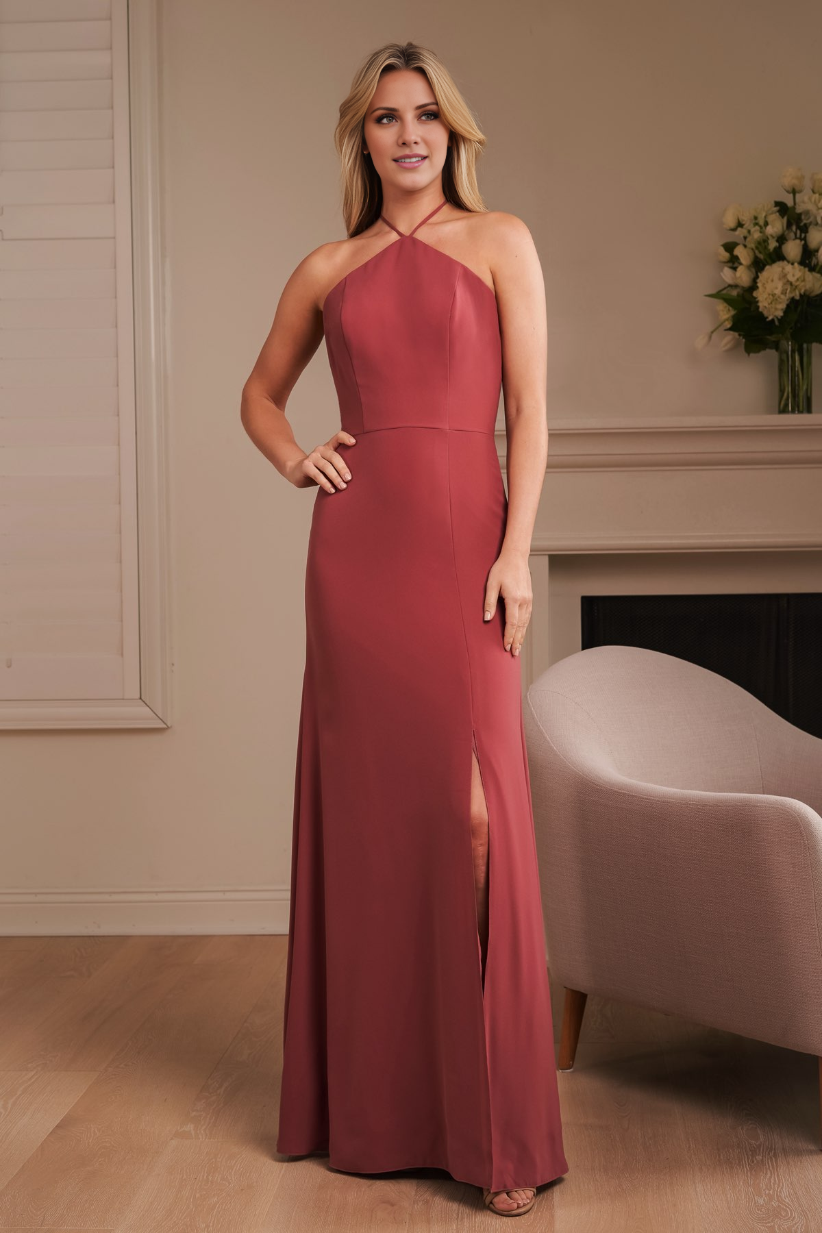 Robe de bal longue sans manches avec col suspendu et fines bretelles et épaules dénudées