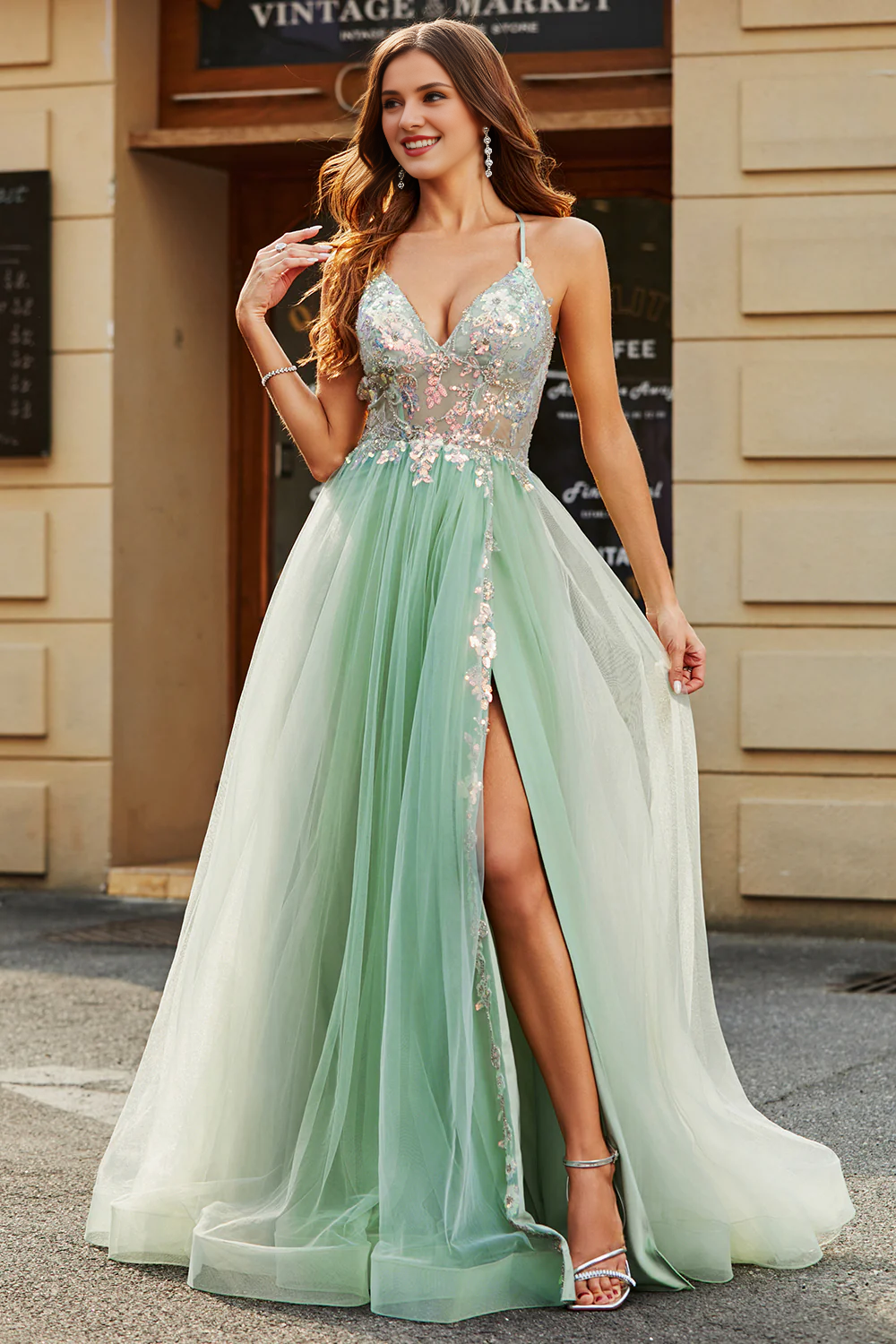 Hellgrünes A-Linien-Ballkleid aus Chiffon mit V-Ausschnitt und bodenlangem Schlitz und Perlenbesatz