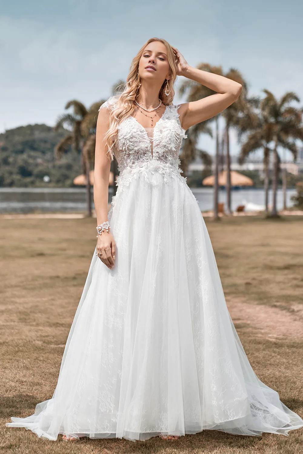 Robe de mariée en mousseline de soie à col en V et à lien A