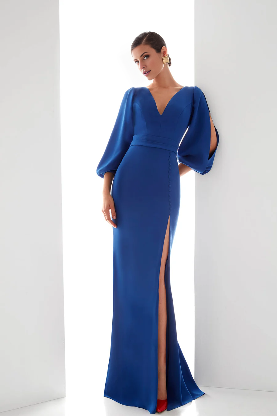 Langärmliges Abendkleid mit V-Ausschnitt und Seitenschlitz in Bodenlänge