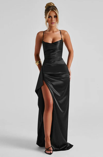 Robe de bal longue en satin à épaules dénudées et fines bretelles avec fentes latérales