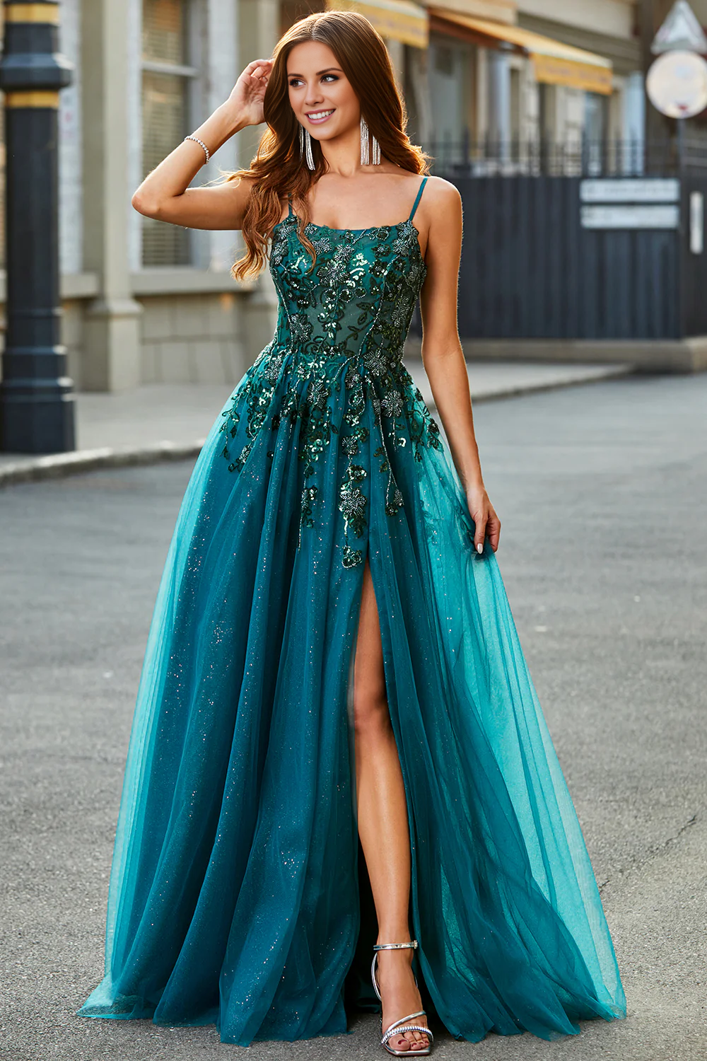 Robe de danse trapèze vert foncé à fines bretelles et longue fente appliquée