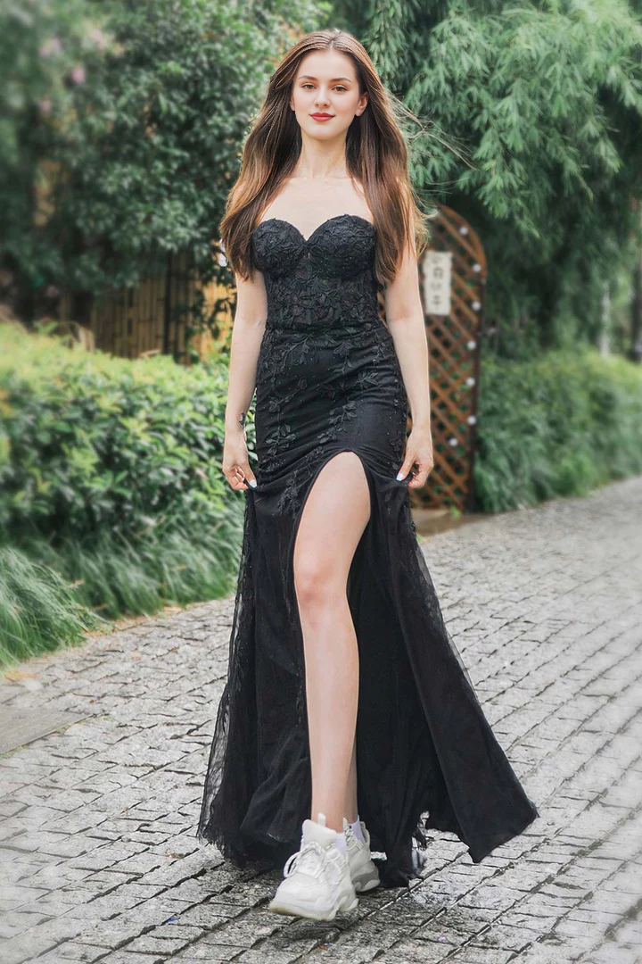 Langes Abendkleid mit Herzausschnitt, seitlichem Schlitz und Boden