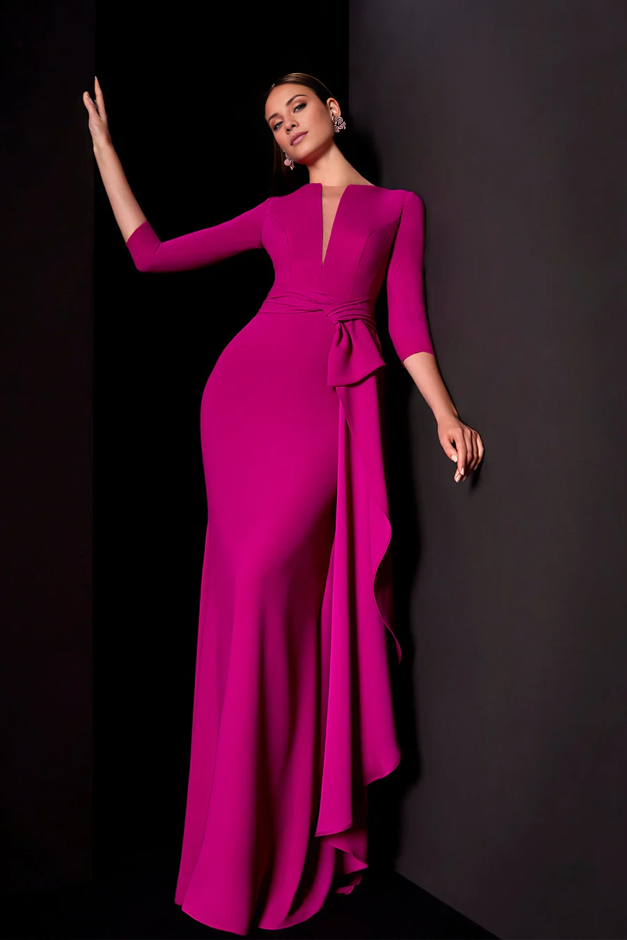 Robe de soirée longue à encolure dégagée, manches 3/4 et fente latérale
