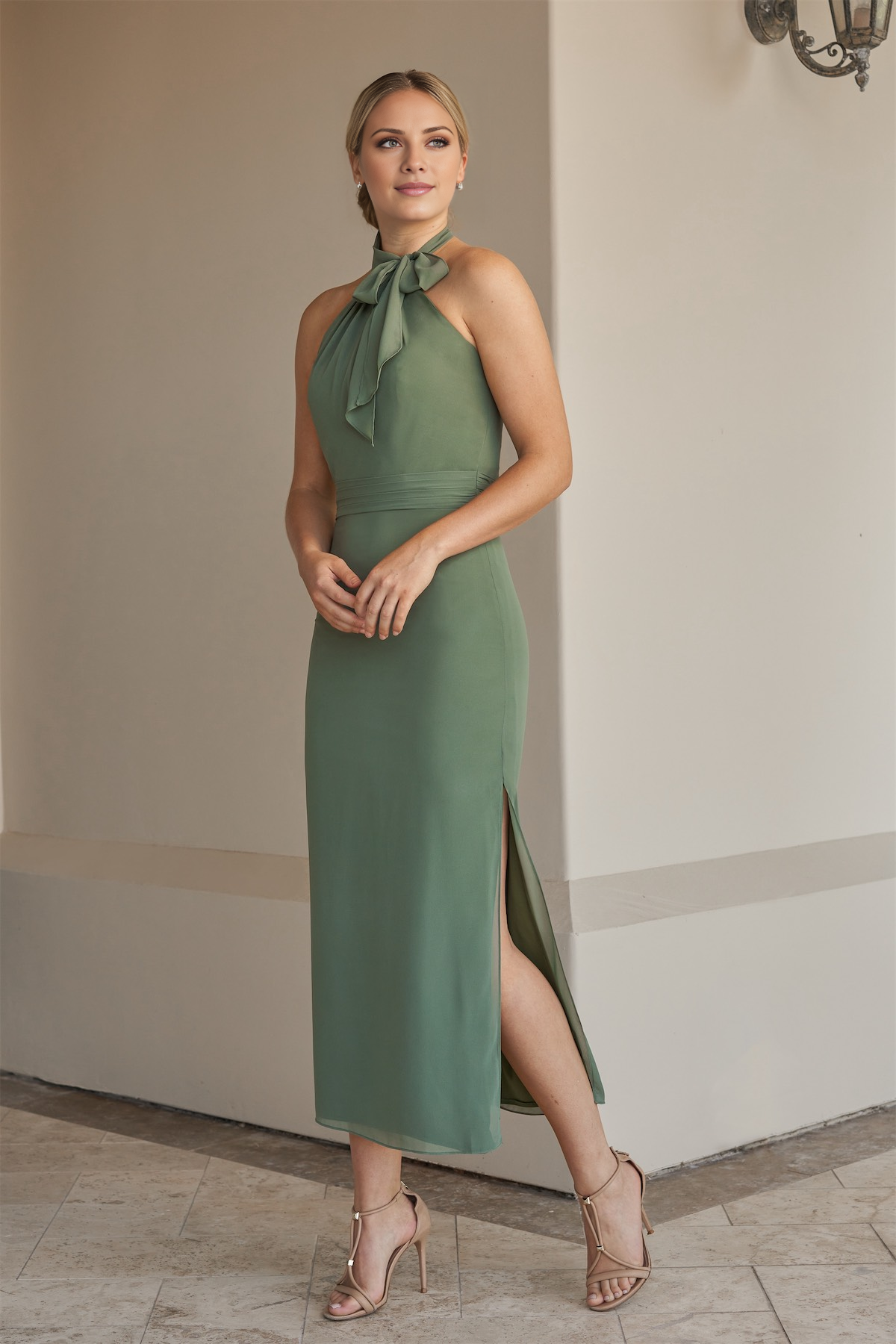 Robe de soirée longue à col suspendu et épaules dénudées, sans manches, dos nu, fente latérale