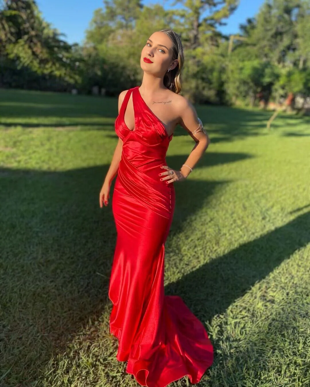 Einschultriges rotes Fischschwanz-Abendkleid mit langem Kleid