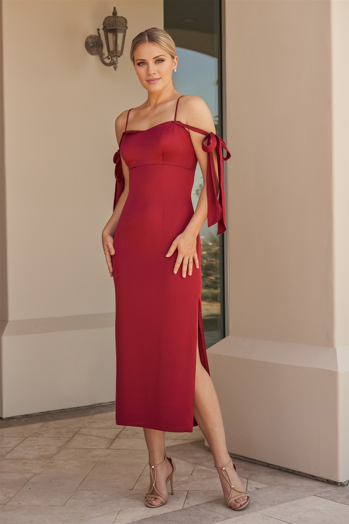 Robe de soirée longue à encolure carrée et épaules dénudées, sans manches, fines bretelles, dos nu, fente latérale