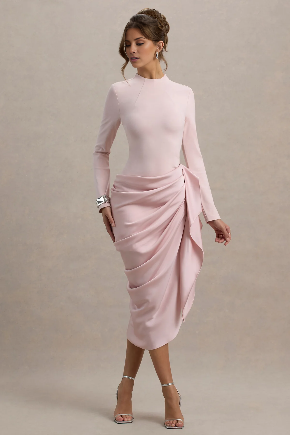 Robe de bal mi-longue à col rond et manches longues avec détails plissés et fermeture éclair au dos