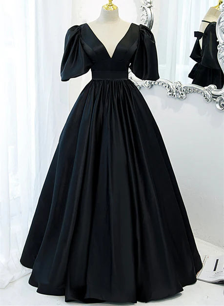 Robe longue de soirée noire en satin à décolleté en V profond
