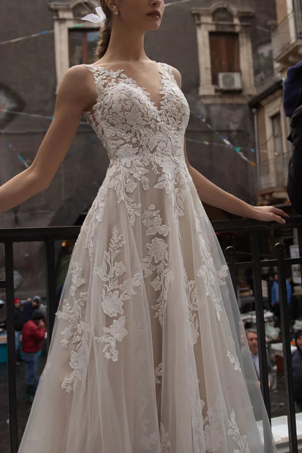 Robe de mariée princesse romantique en dentelle avec décolleté en V et décolleté en V