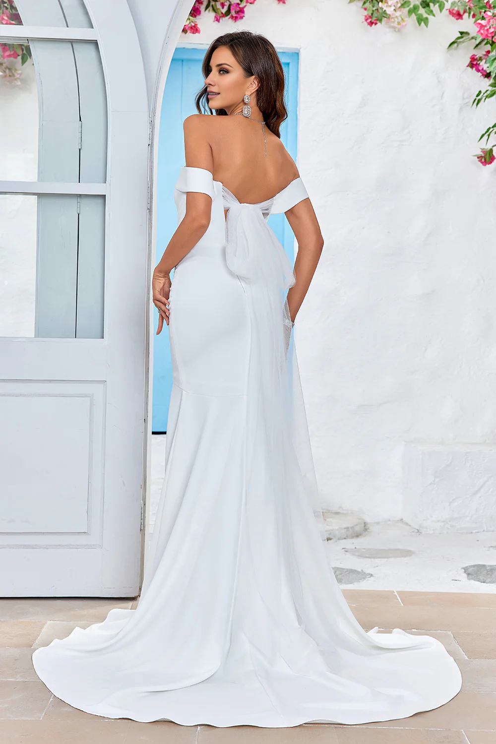 Robe de mariée longue en satin avec épaules dénudées et queue de pie