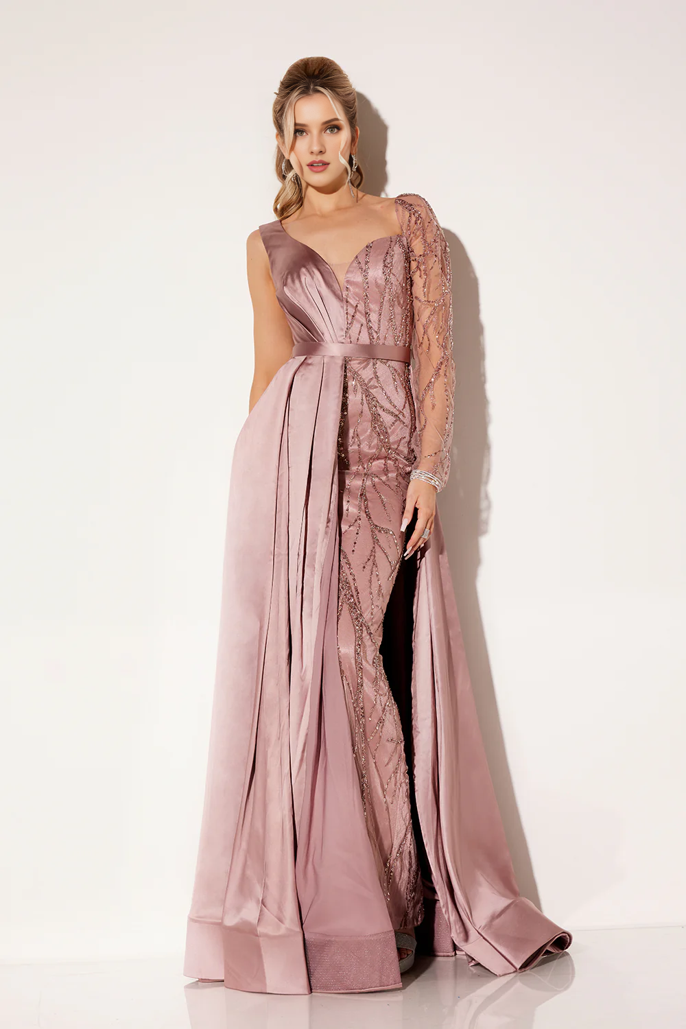 Robe en satin à manches longues et perles